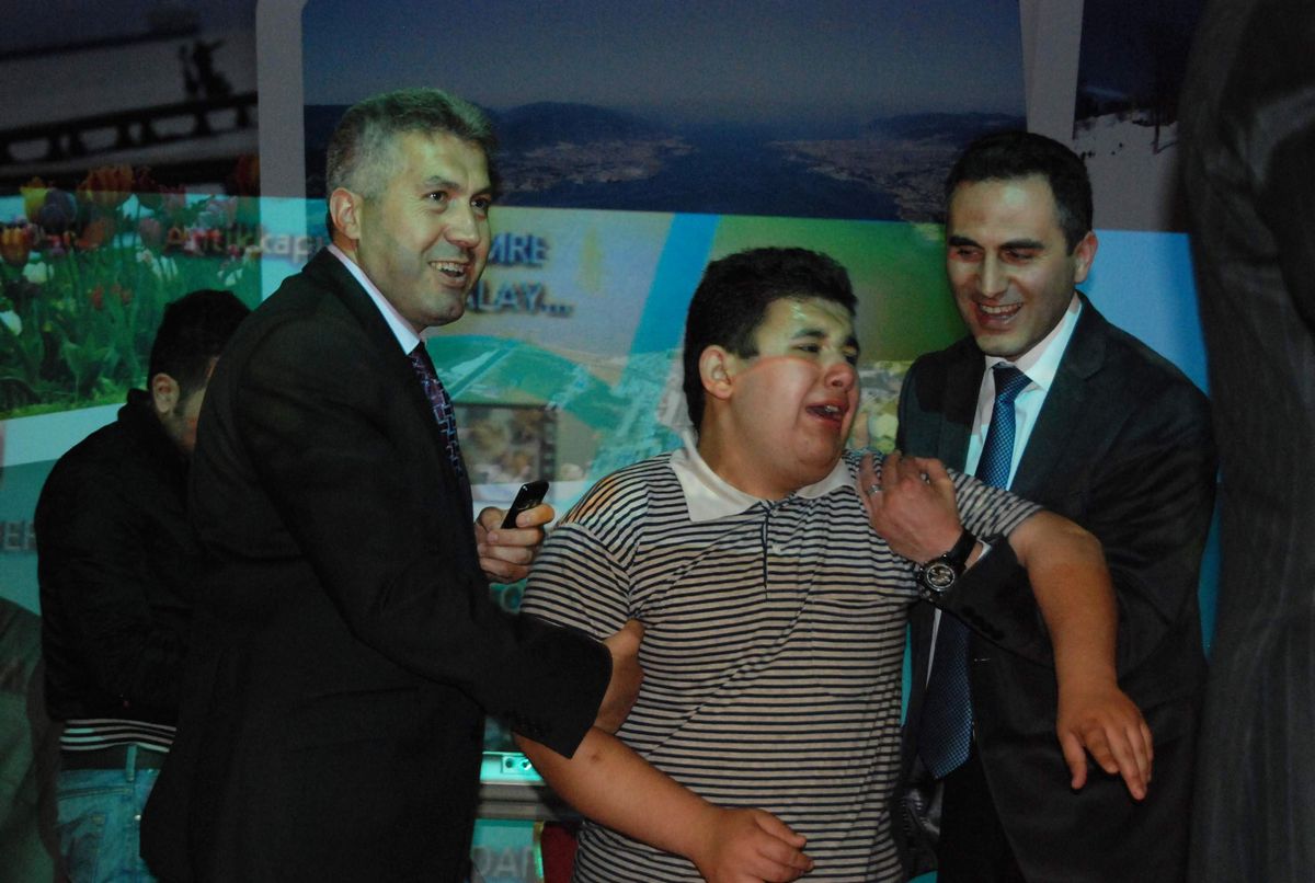 Arif Adlı Engelli Öğrenci Sahneye Çıkarak Bilgisayar İstedi