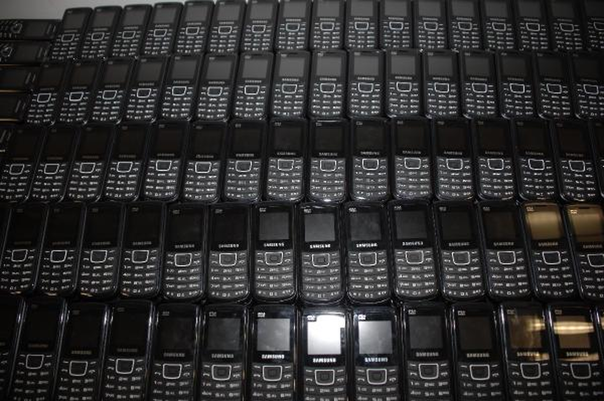 Atatürk Havalimanı\'nda Polis 1500 Kaçak Telefon Yakaladı