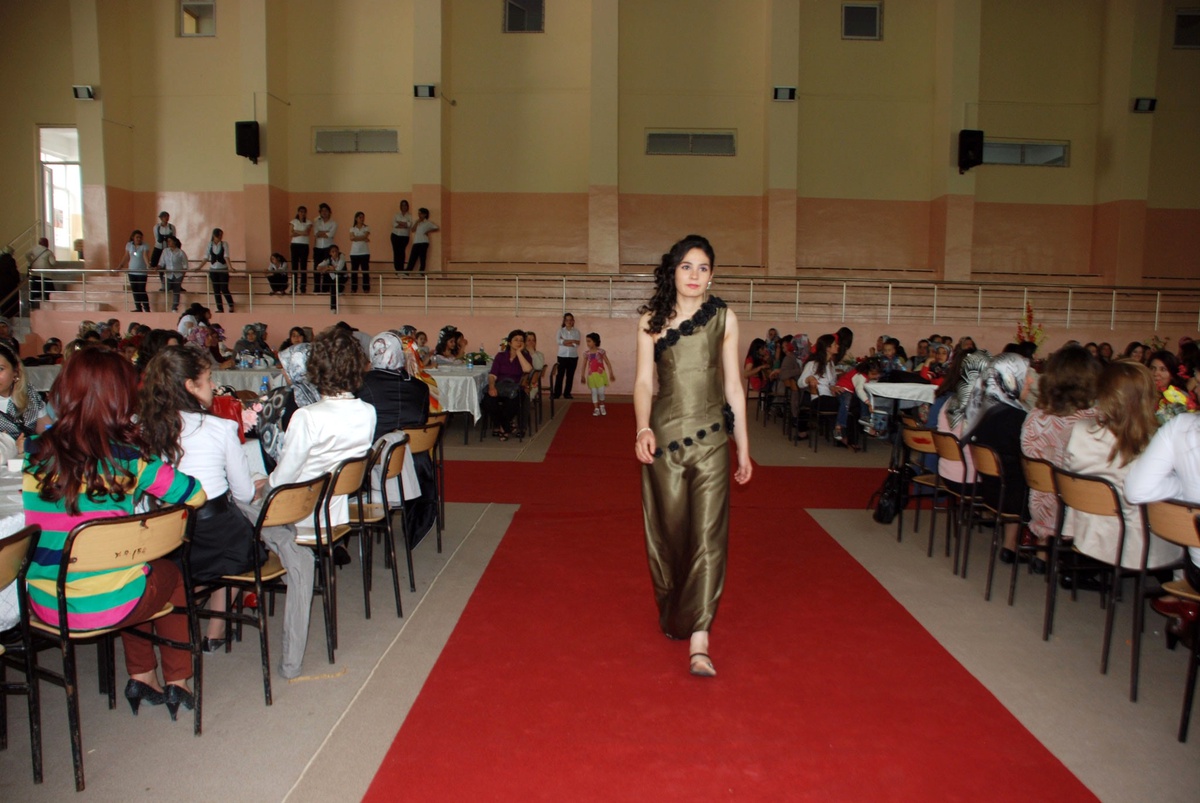 Besni Kız Meslek Lisesi Defile Düzenledi