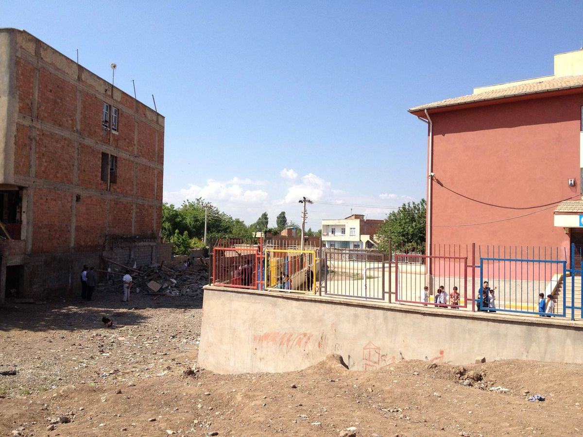 Bismil\'de Okul Bitişiğinde Bulunan Harabe Ev Yıkıldı