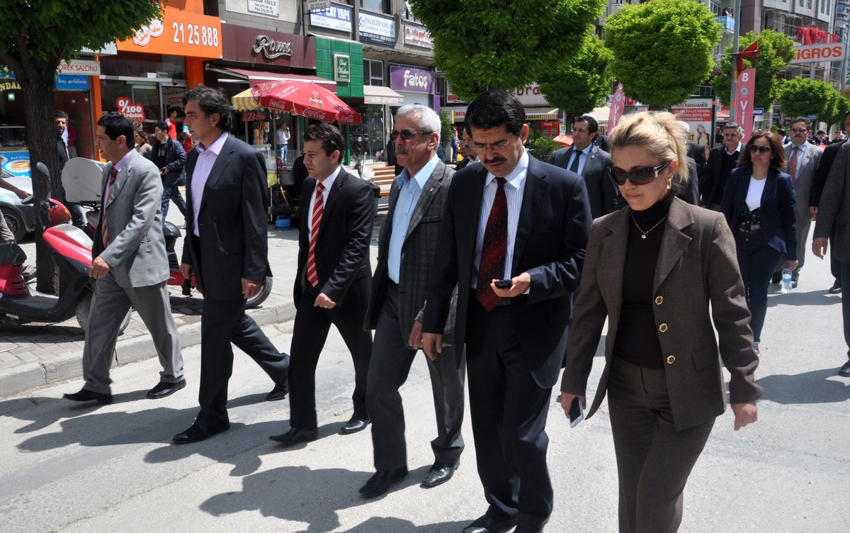 Bolu\'da Öğrenciler Atatürk\'ü Anma Yürüyüşüne Katıldı