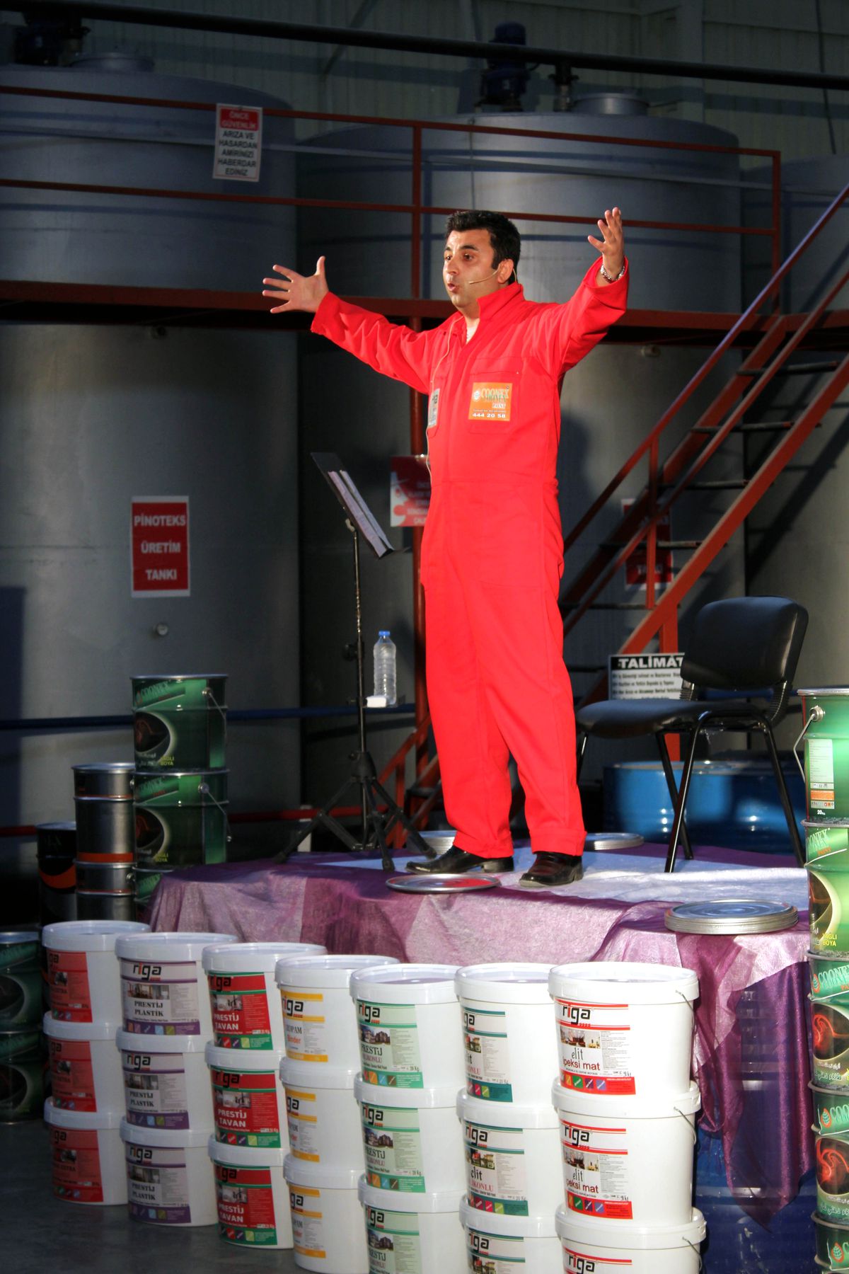 Boya Fabrikasında "Stand-Up"
