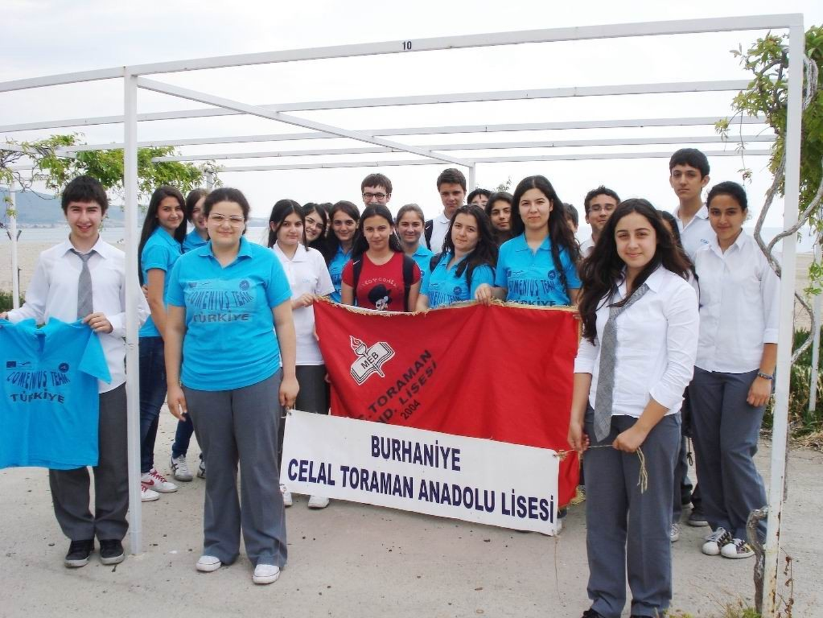 Burhaniye\'de Liseli Gençler Plaj Temizledi