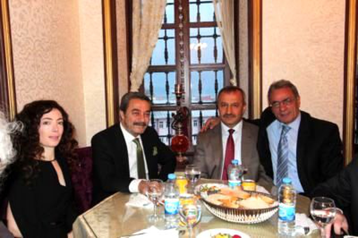 Büyükşehir Belediyesi'nden Oyuncu ve Sanatçılara Akşam Yemeği