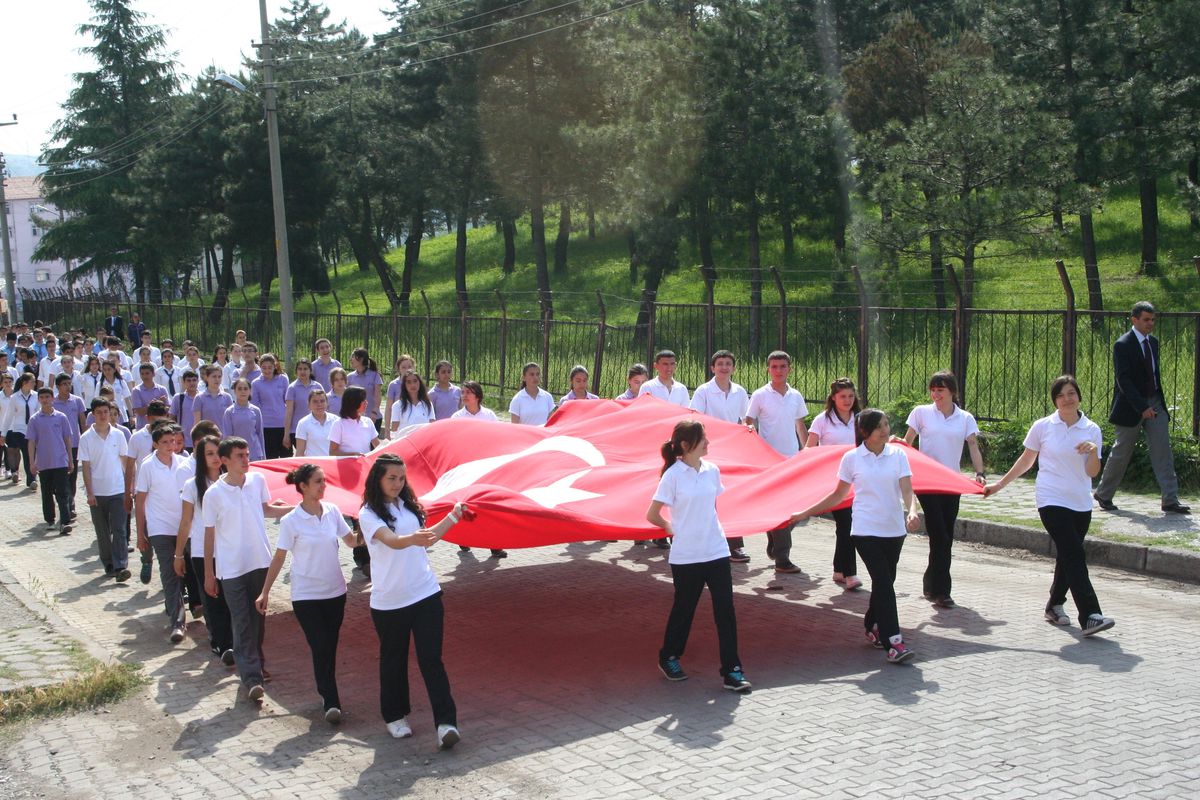 Çaycuma\'da Gençlik Haftası Nedeniyle Kortej Yürüyüşü Yapıldı