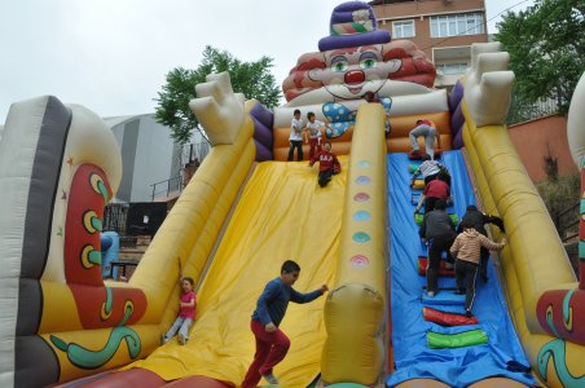 Cimbomlu Çocuklarla Hatıra Pozu