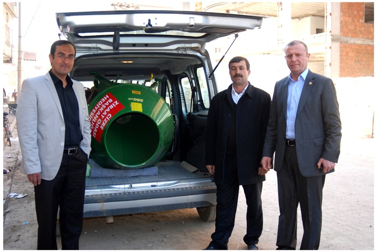 Cizre Ziraat Odası'ndan Çiftçilere Gübre Serme Makinesi