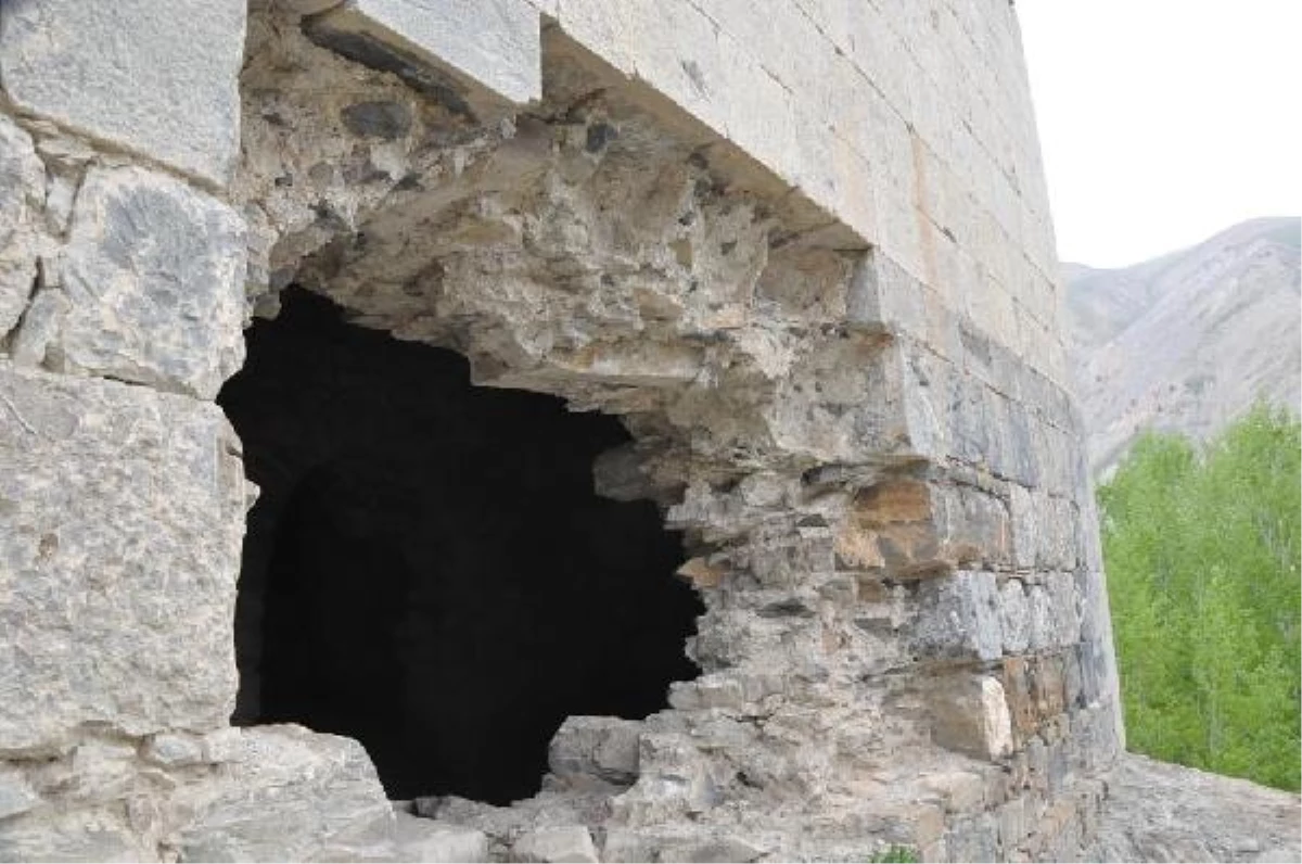 Defineciler Ermeni Kilisesinin Her Tarafını Kazdı