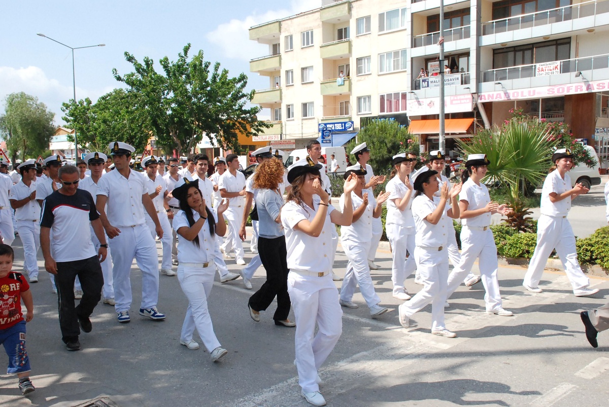 Didim\'de Gençlik Haftası Kutlamaları Yürüyüşle Başladı