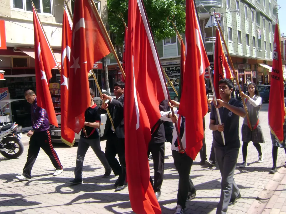 Doğanşehir'de Gençlik Haftası Nedeniyle Halk Yürüyüşü Düzenlendi