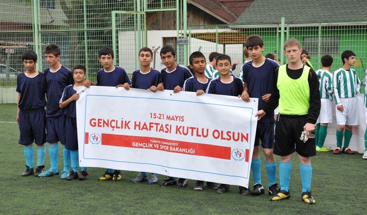Düzce'de Sahaya 'Gençlik Haftası Kutlu Olsun' Pankartıyla Çıktılar