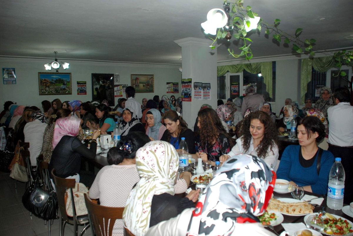 Eğitim-Bir-Sen Üyesi Kadınlar Yemekte Buluştu