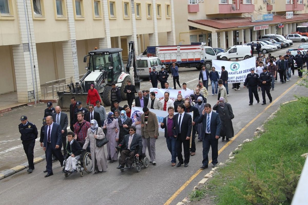 Engelliler İçin Farkındalık Yürüyüşü