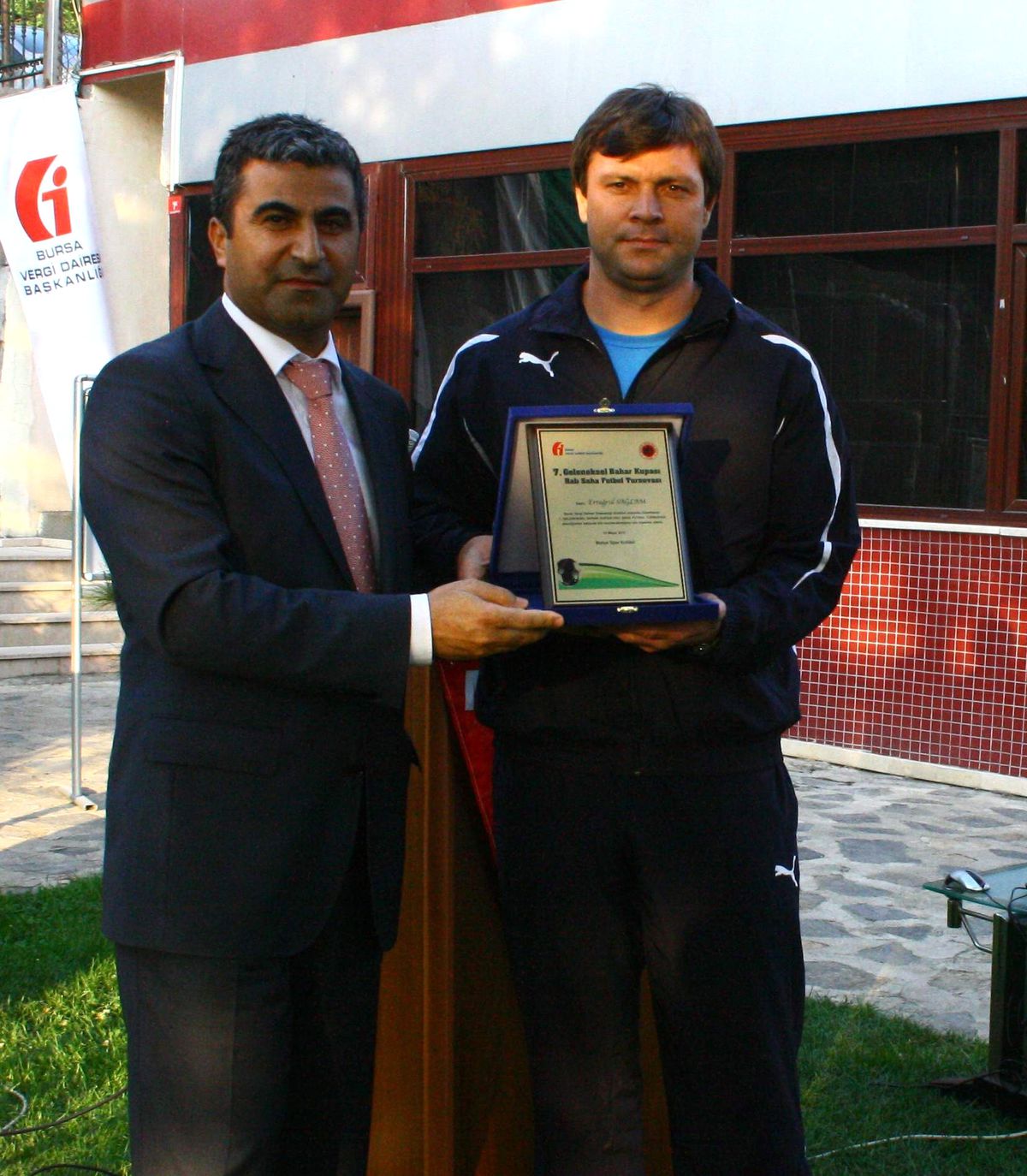 Ertuğrul Sağlam Kupa Verdi
