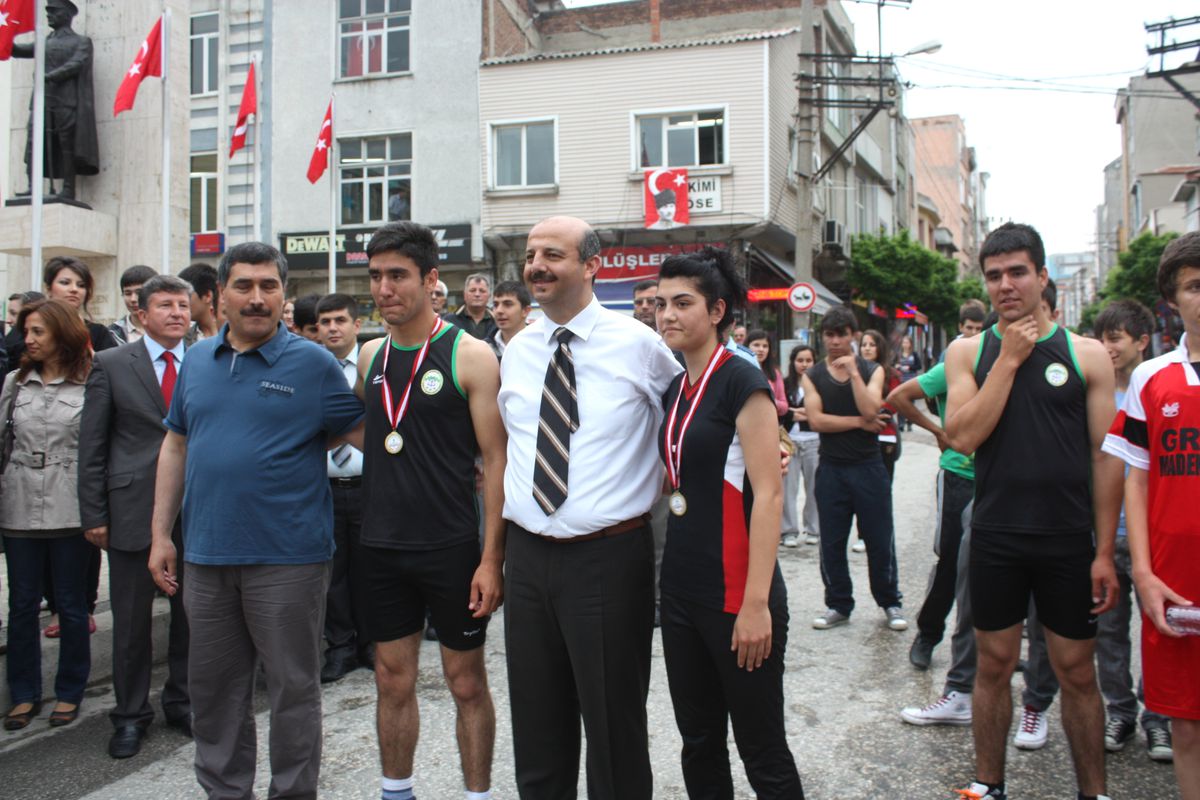 Gençlik Haftasında Gençler Hem Yürüdüler Hem de Koştular