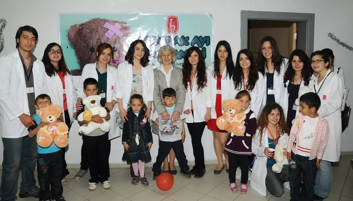 Hacettepe Tıp Fakültesi Öğrencileri Çocuklarla \'Doktorculuk\' Oynadı