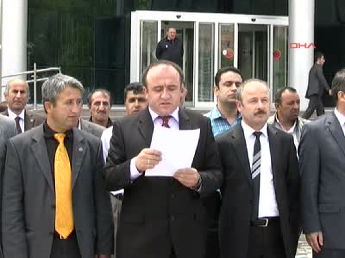 Hakkari\'de Ki Memurlar Maaş Zammını Protesto Etti