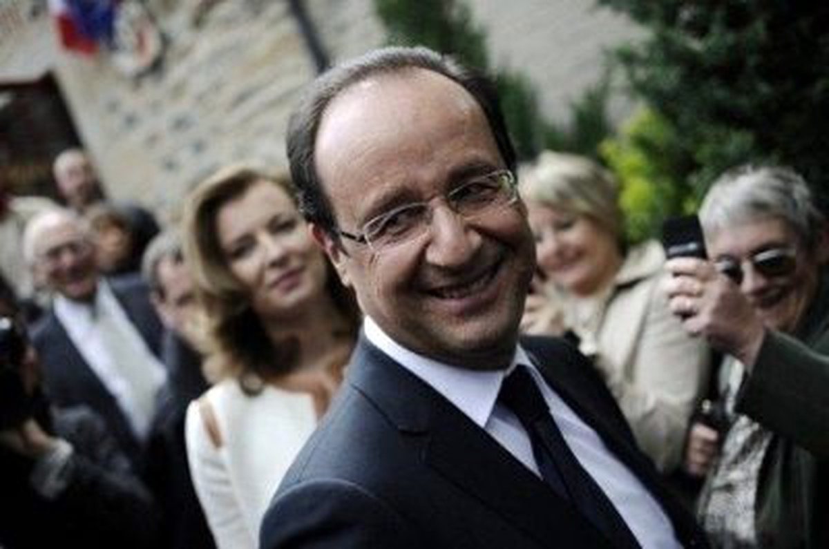 Hollande'ın Uçağına Yıldırım Düştü