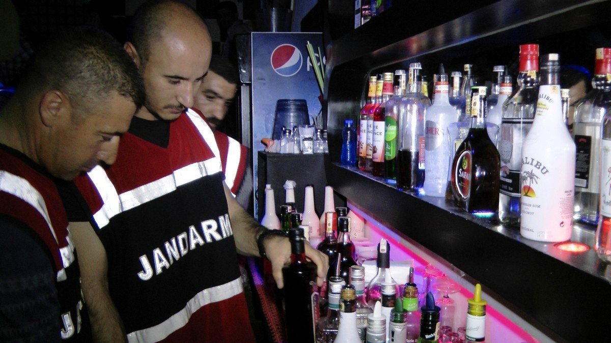 Jandarma Gece Yarısı Bandrolsüz İçki Topladı