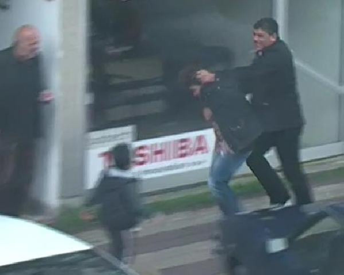 Kadına Sokak Ortasında Şiddet Kamerada