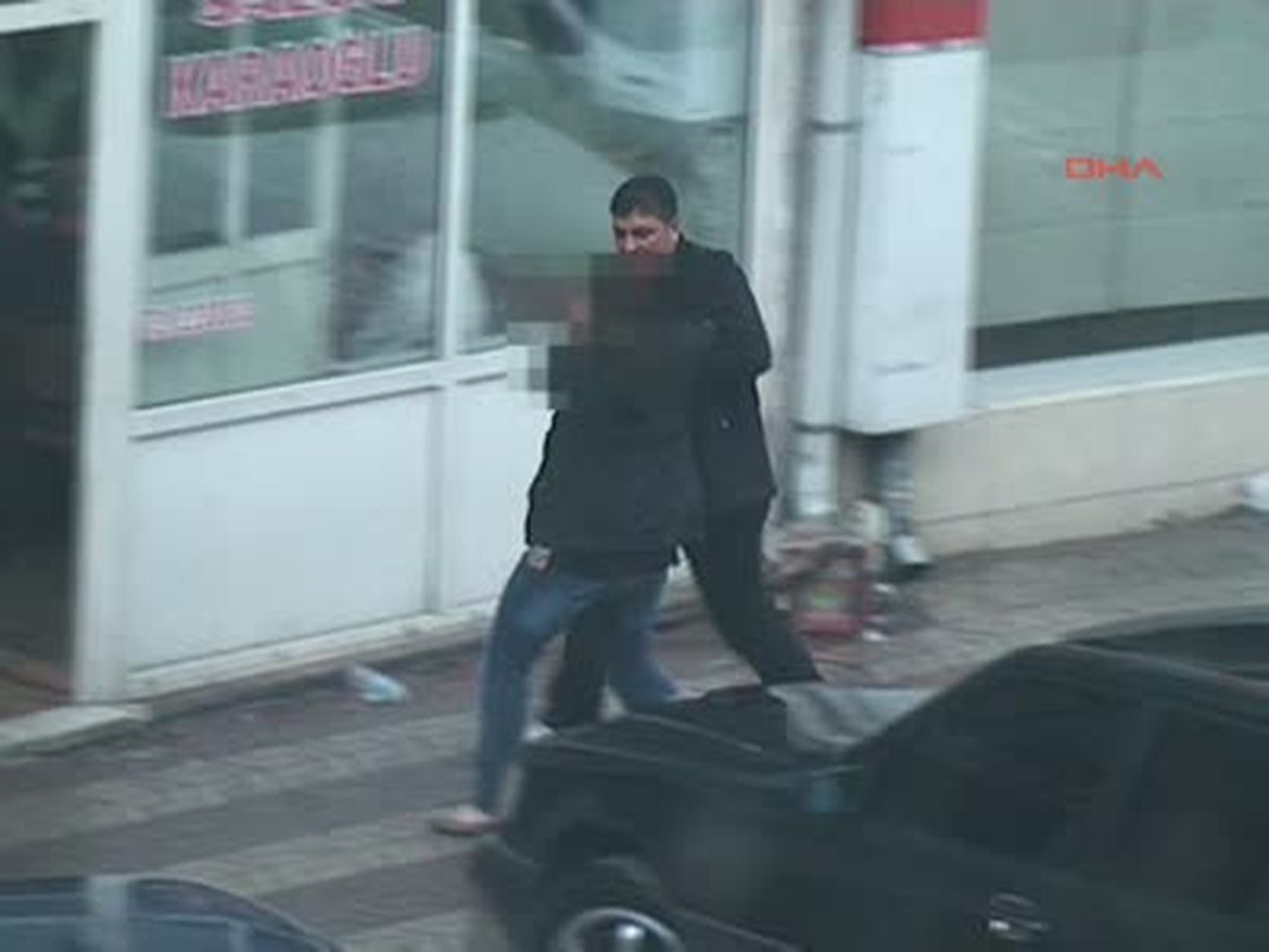 Kadına Sokak Ortasında Şiddet Kamerada