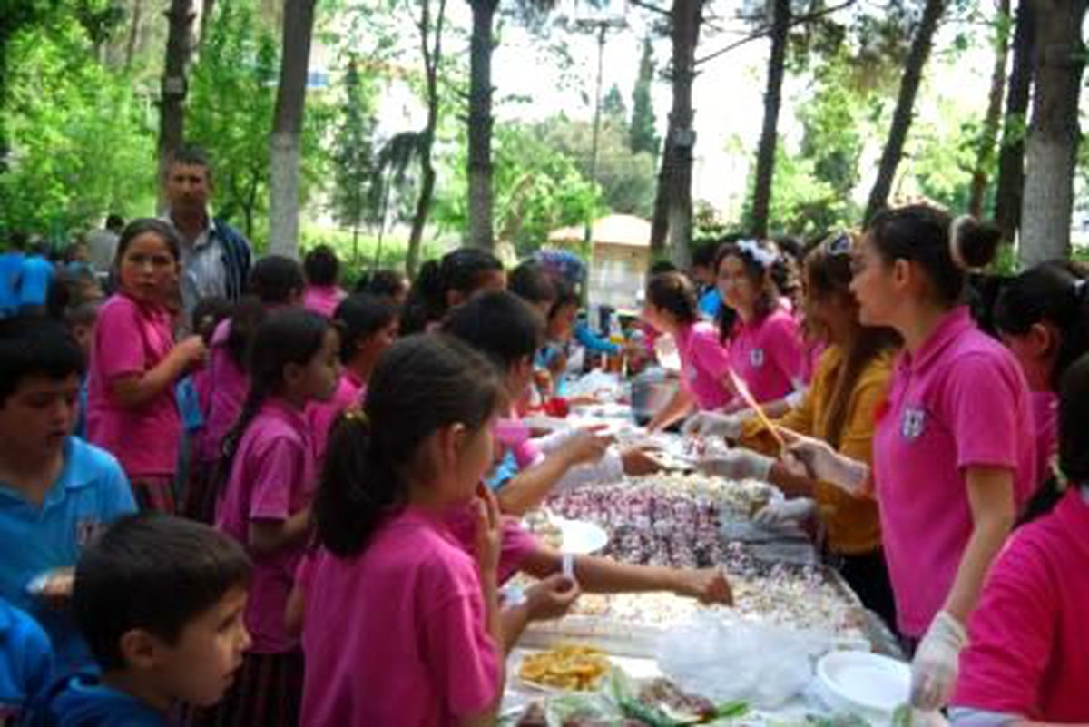 Kula\'da Okul Yararına Kermes