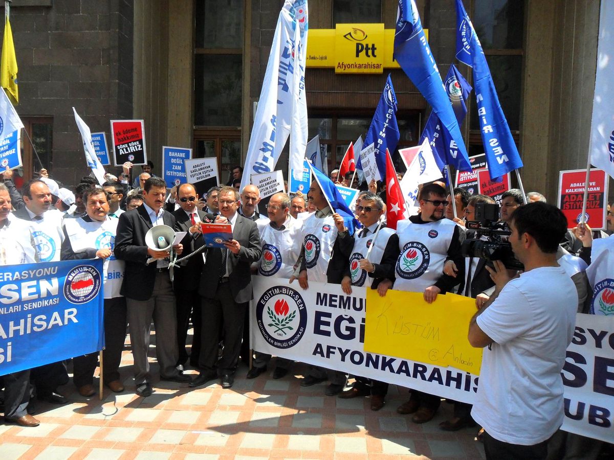 Memurlar Afyonkarahisar'da Hükümetin Zam Teklifini Protesto Etti