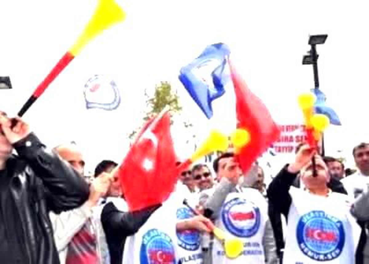 Memurlar Hükümetin Zam Önerisini Protesto Etti