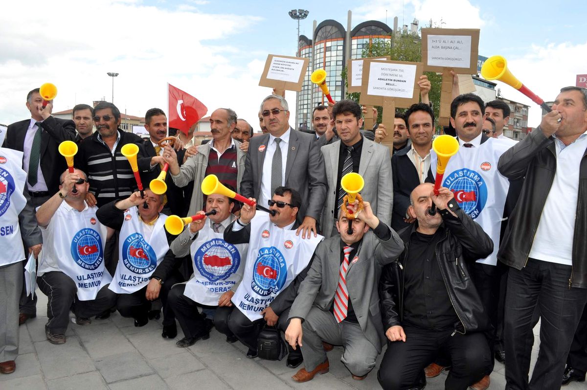 Memurlardan Vuvuzelalı Eylem