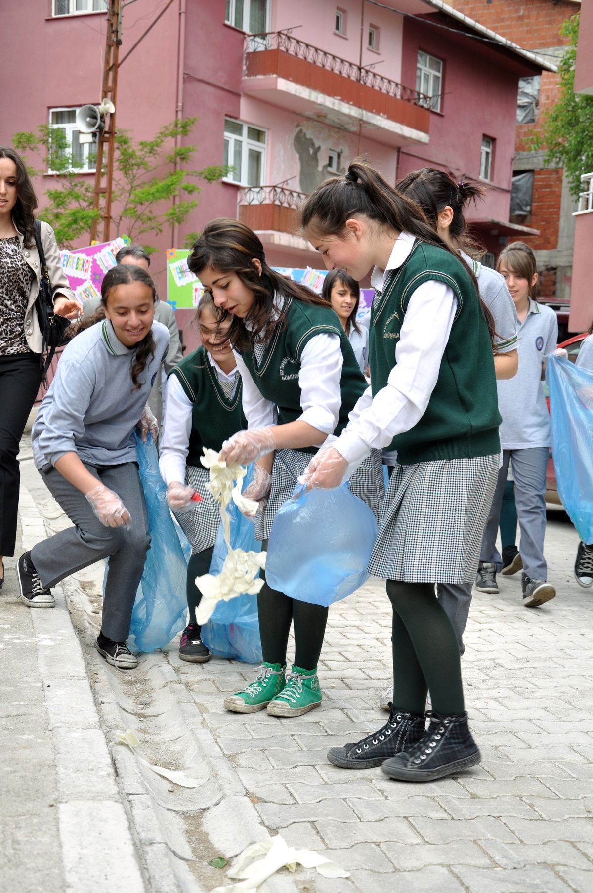Öğrenciler Çevre Bilinci İçin Çöp Topladı