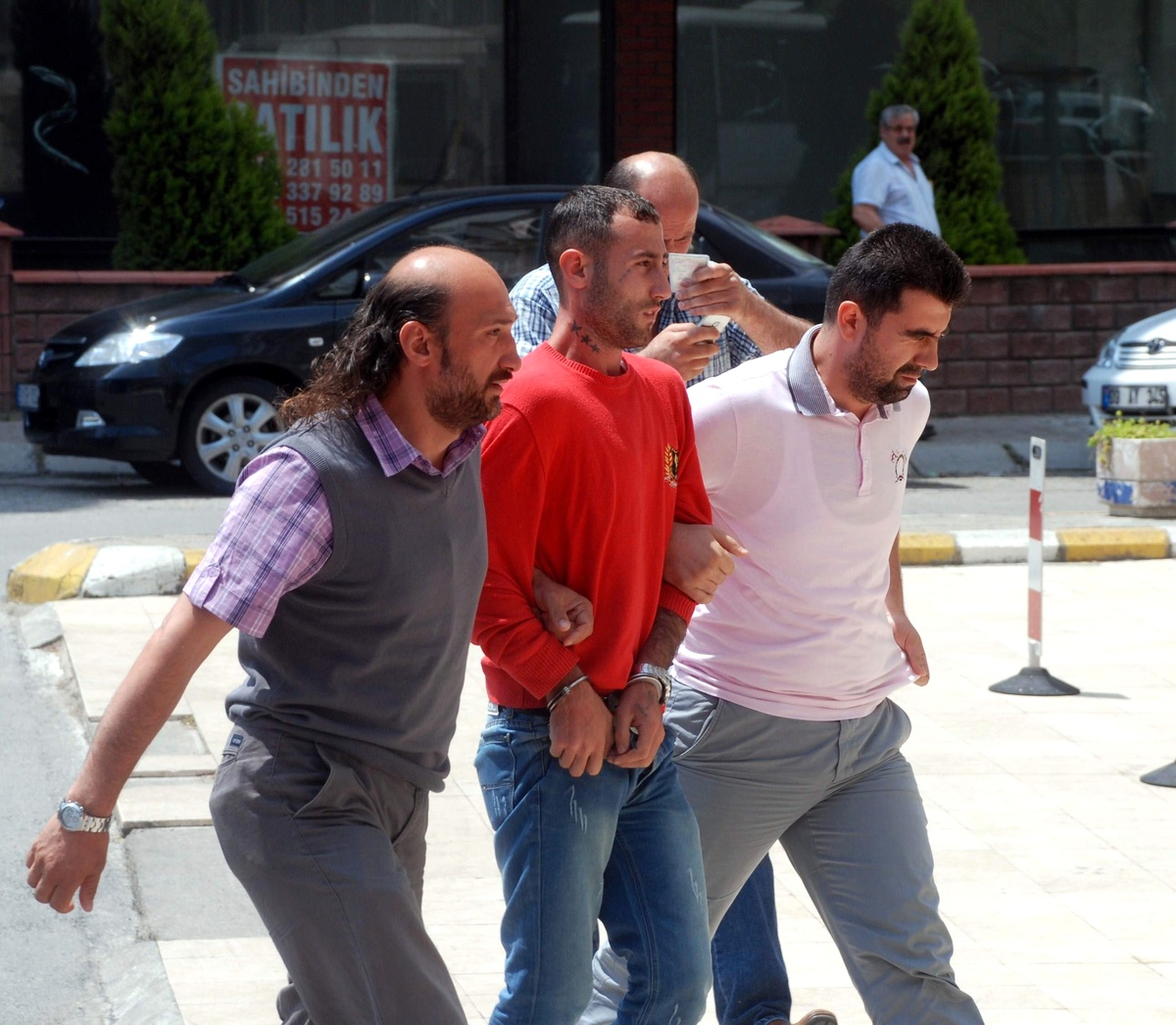 Piyasaya Sürmek İçin Dışardan Uyuşturucu Hap Getiren Genç, Otobüsten İnerken Polise Yakalandı