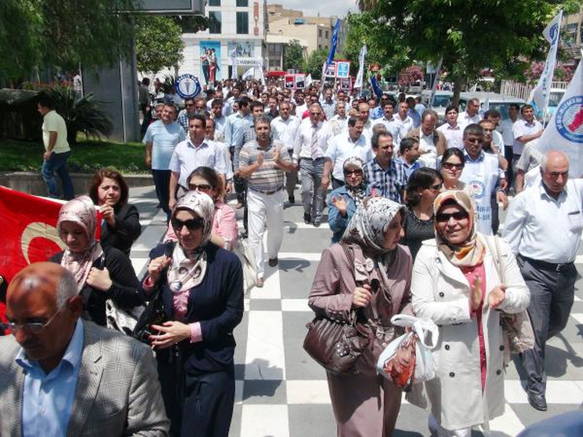 Şanlıurfa\'da Memurların \'Zam\' Protestosu