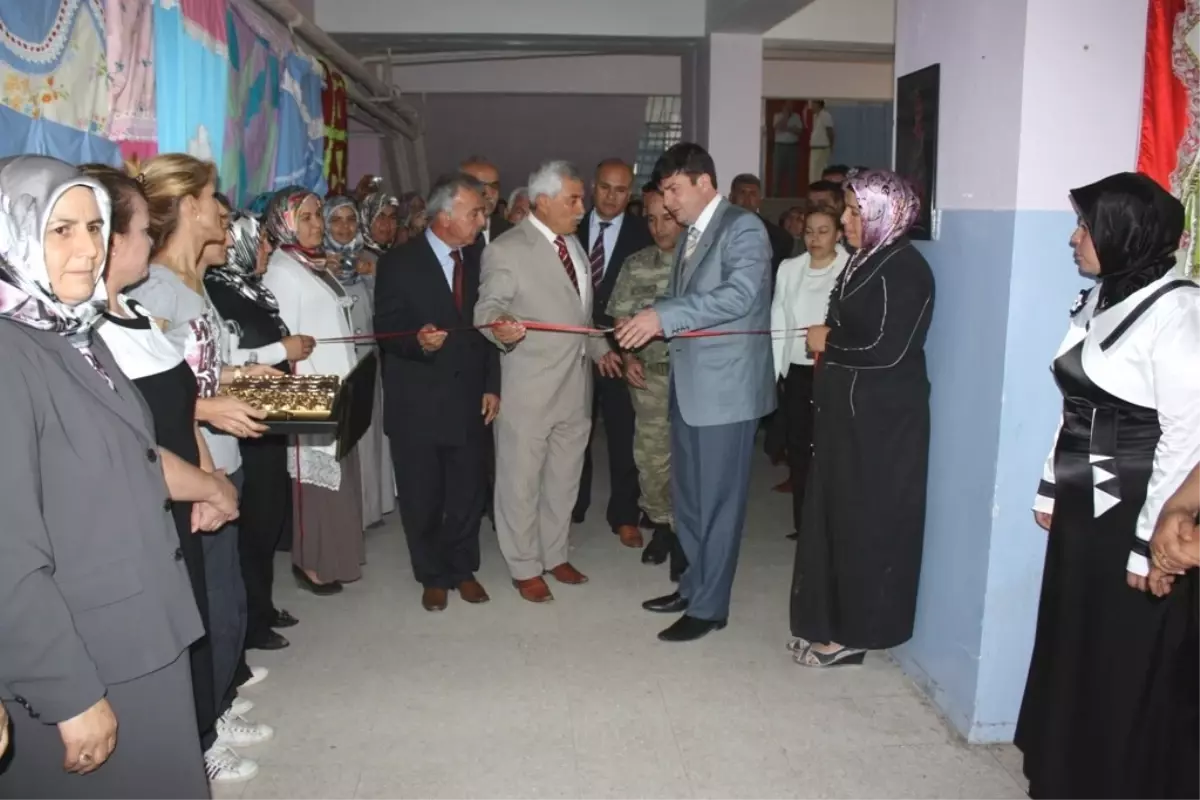 Toprakkale' de Makine Nakışları ve El Sanatları Sergisi Açıldı