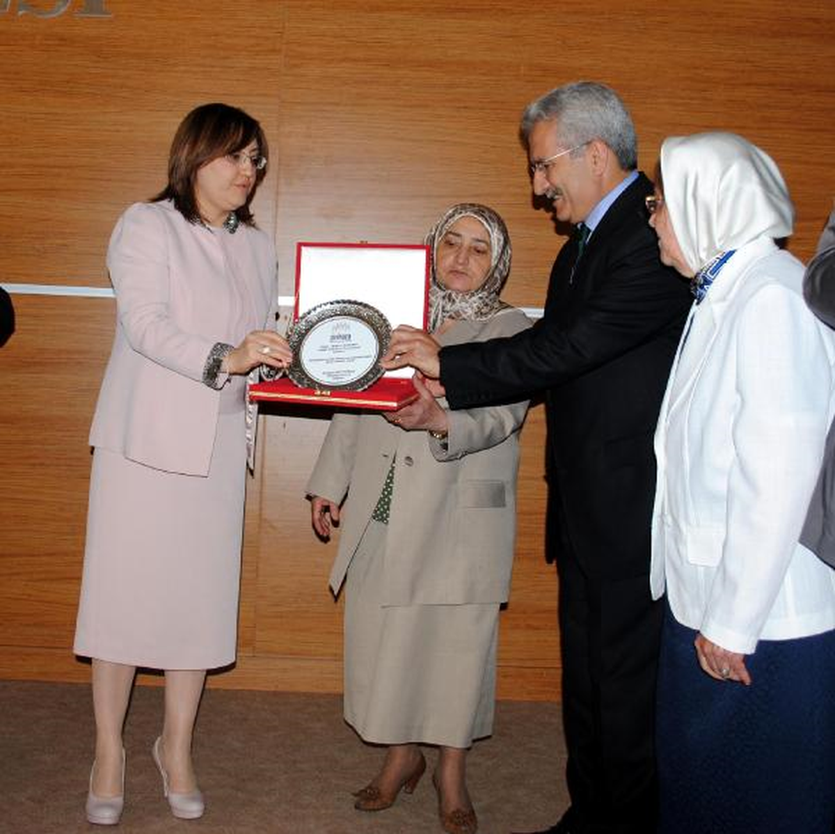 Bakan Şahin'in Annesi 'Yılın Annesi' Seçildi