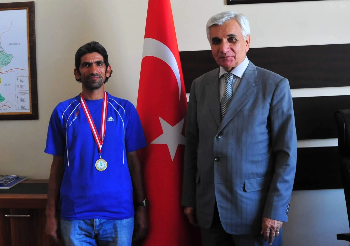 Başarılı Maratoncudan Vali Yardımcısı Ayhan\'a Ziyaret