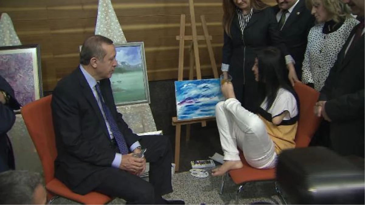 Başbakan Erdoğan, Engelli Ressam Kılıç\'ın Resim Sergisini Gezdi