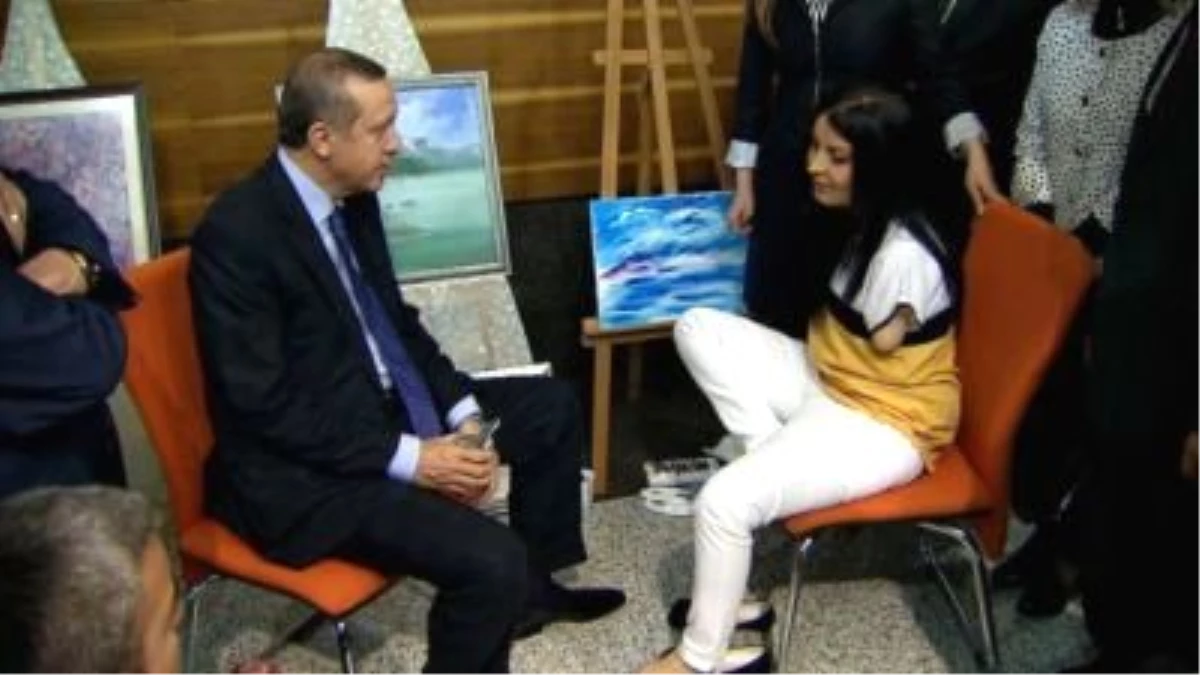 Başbakan Erdoğan, Engelli Ressam Kılıç\'ın Sergisini Gezdi