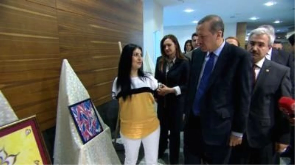 Başbakan Erdoğan, Engelli Ressamın Sergisini Açtı