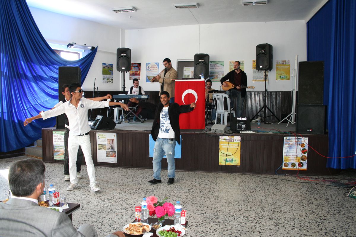 Çiftçiler Roman Müziğiyle Coştu