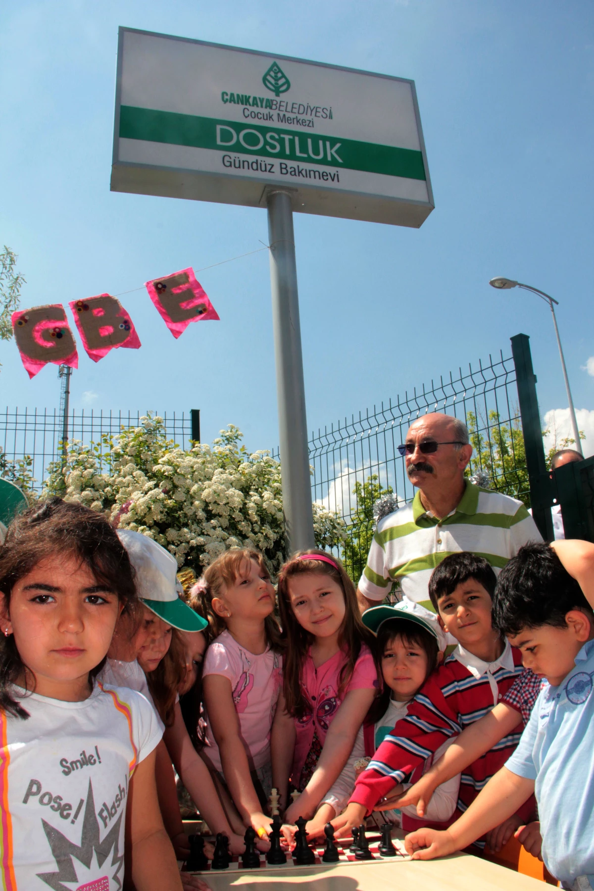 Çocukların Satrançta Tatlı Rekabeti