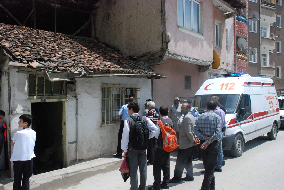 Çöplüğe Dönen Evde Yaşlı Kadının Dramı