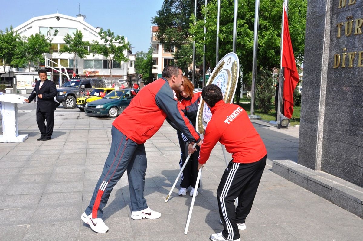 Düzce\'de Gençlik Haftası Çelenk Sunumu ile Başladı