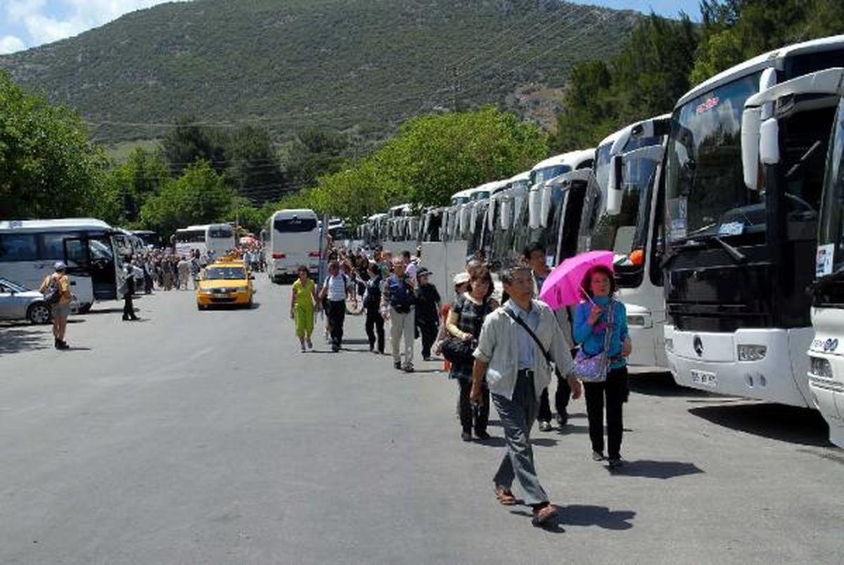 Efes\'te Ziyaretçi İzdihamı