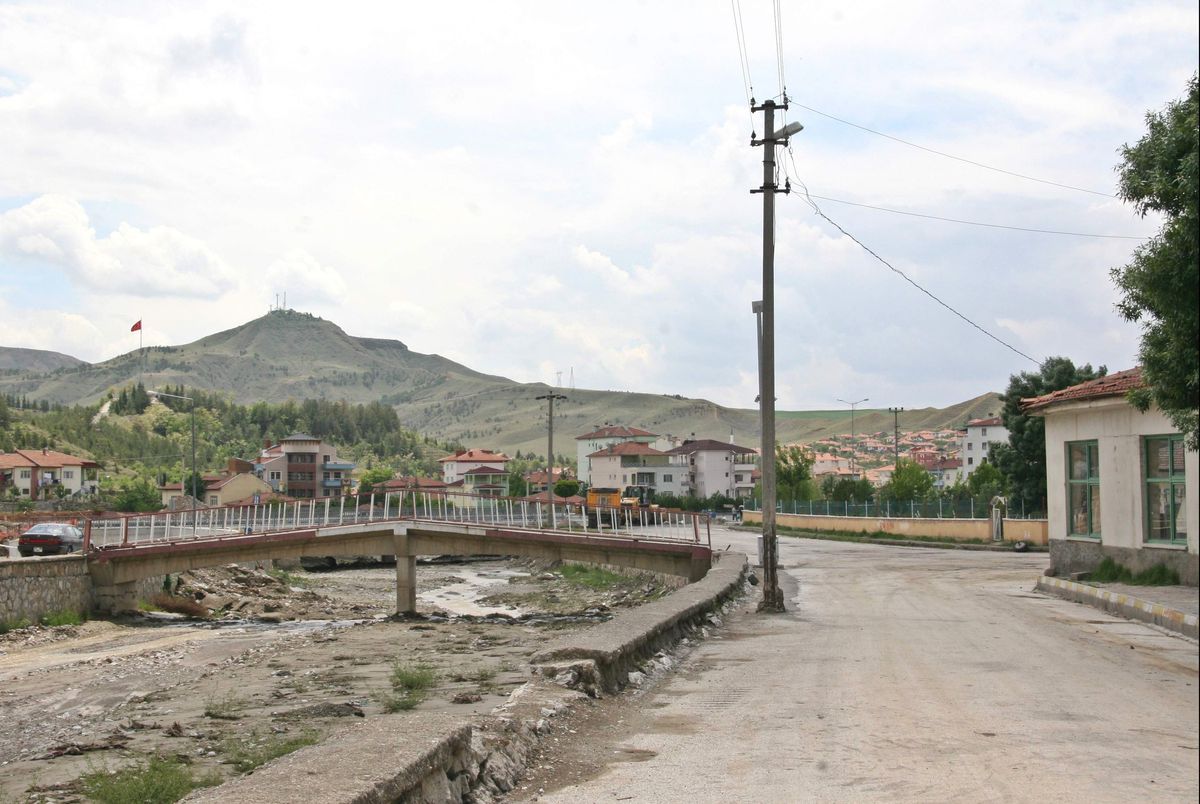Elektrik Direği Tehlike Saçıyor
