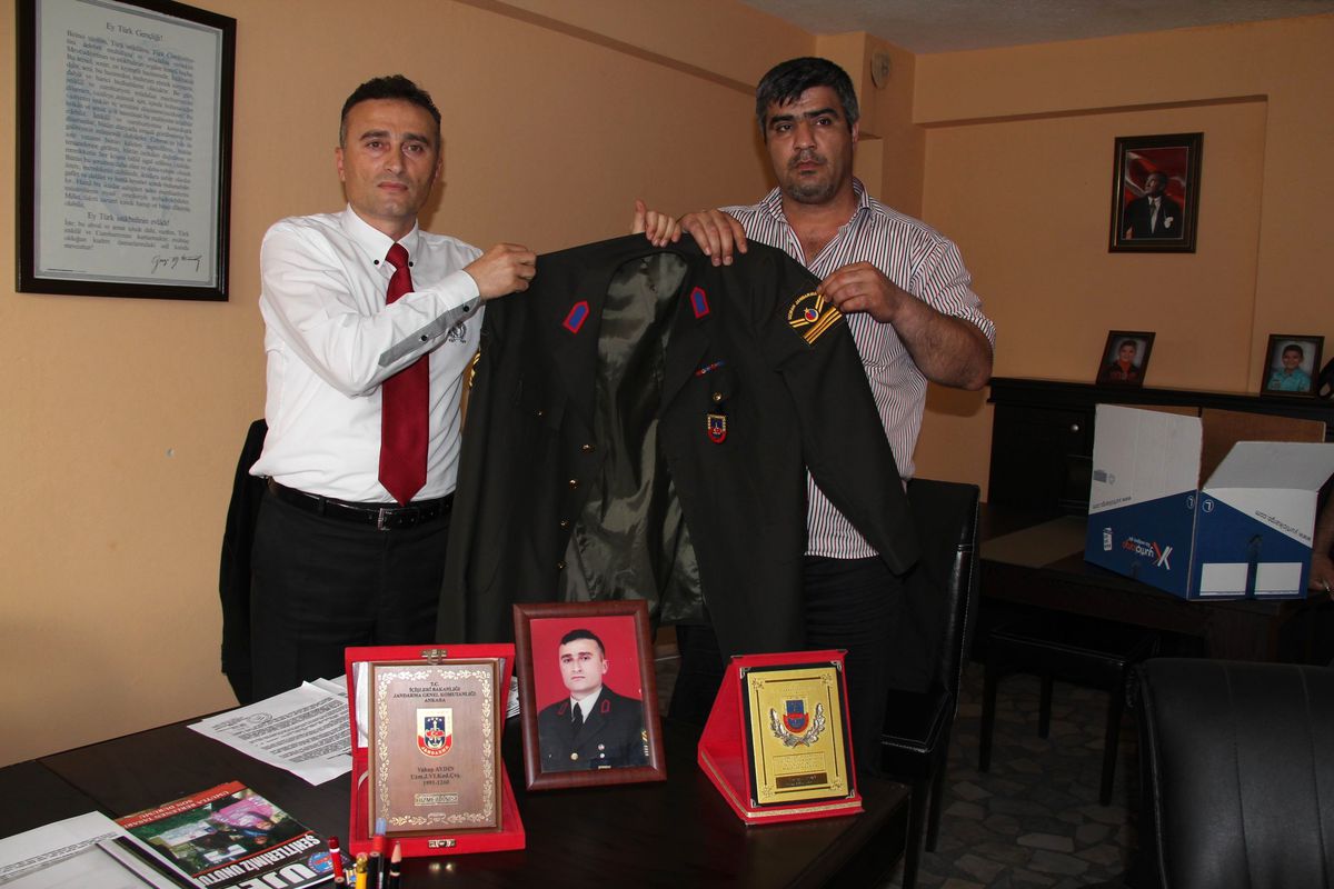 Uzman Çavuşlar Üniformalarını İade Etti