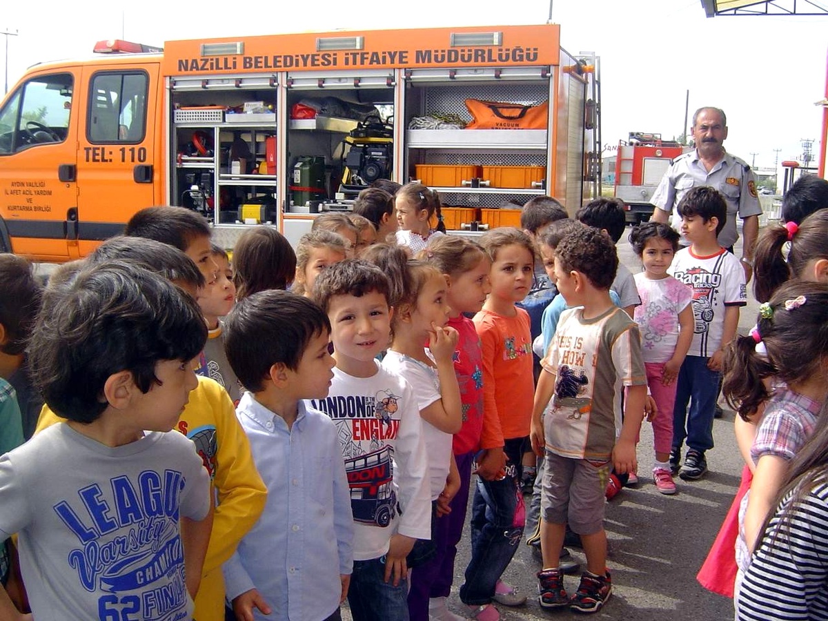 Gökkuşağı Kreşi Minikleri İtfaiyecileri Ziyaret Etti