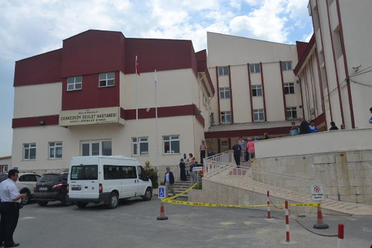 Hastane Bahçesinde Karşılaştığı Komşusunu Öldürdü