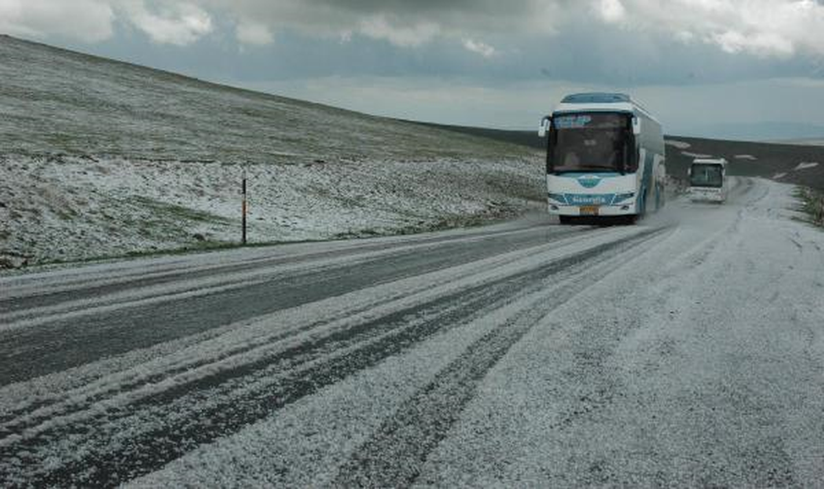 Ilgar Dağı Doludan Beyaza Büründü