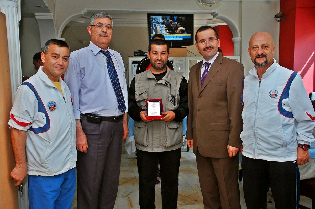 İstanbul Masterleri Atletizim Kulübü Yönetim Kurulundan İha ve Aa Muhabirlere Plaket