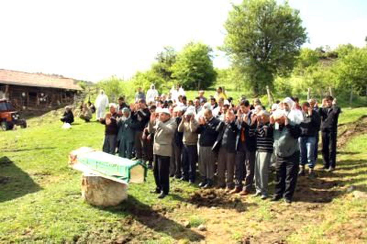 Keneyi Kopartınca Canından Oldu